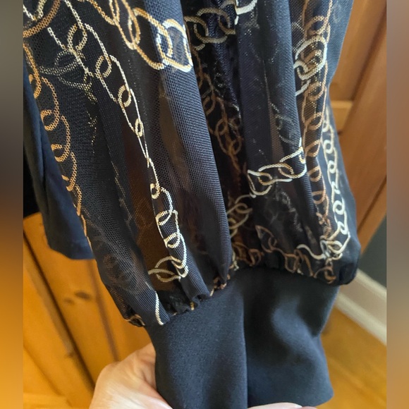 Black with tan detailed sleeve, mesh chain print with cuff. - Picture 2 of 3
